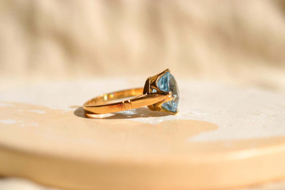 Bague Vintage en Or jaune 18 carats sertie d'une Aigue-Marine
