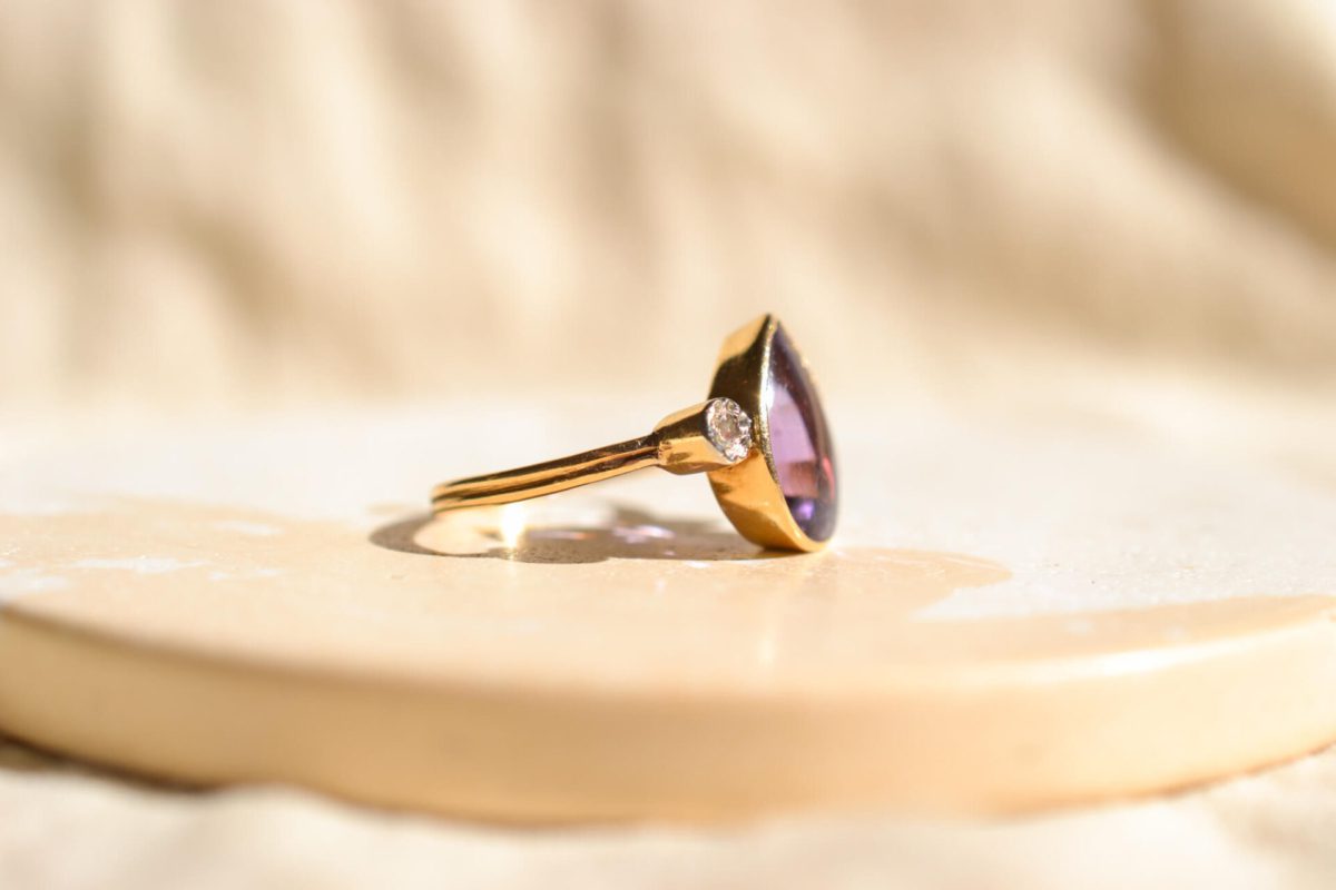 Bague Vintage en Or jaune 18 carats sertie d'une Améthyste et de Diamants
