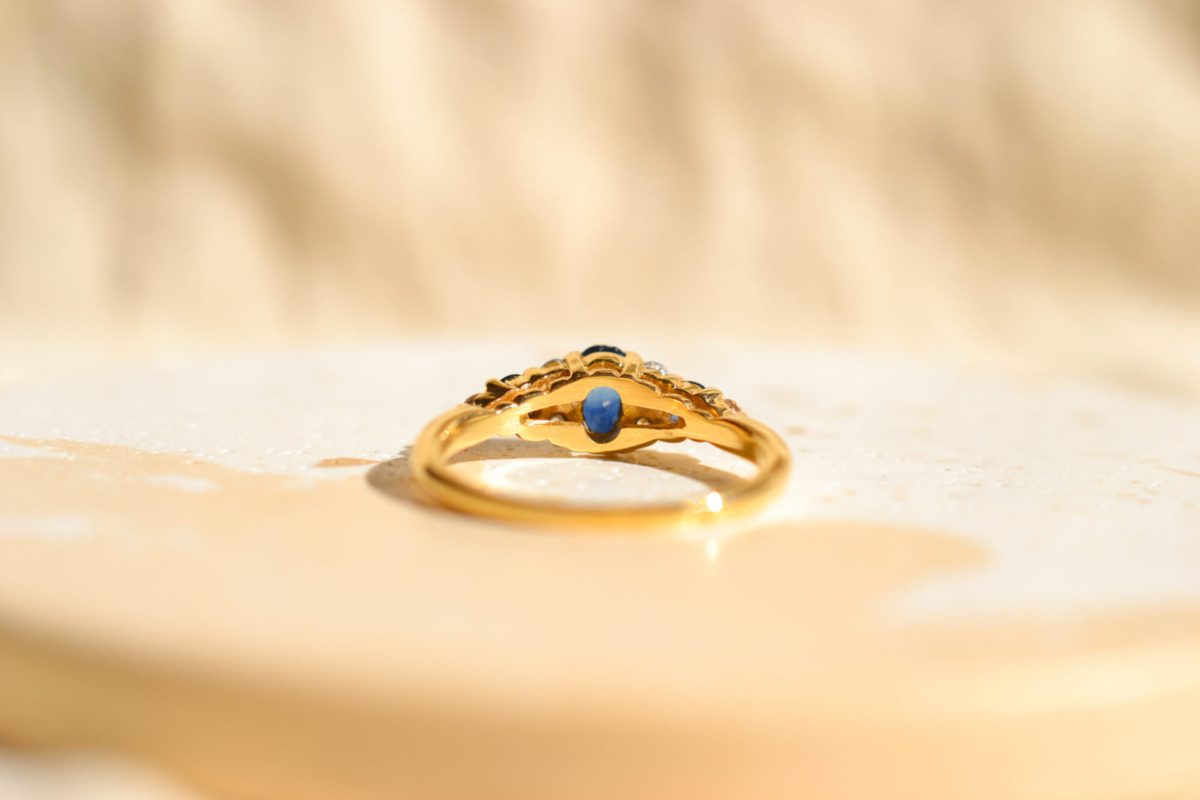 Bague Vintage en Or jaune 18 carats sertie de Saphirs et Oxydes