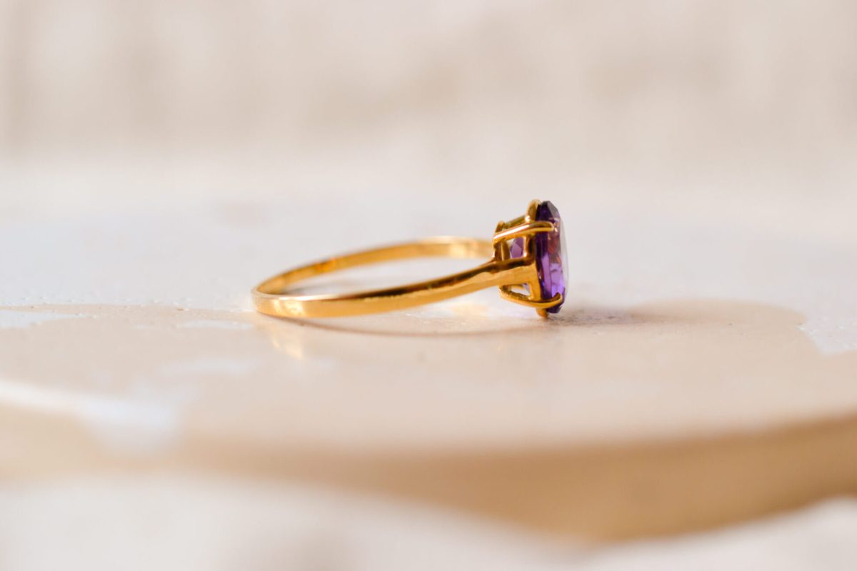 Bague ancienne en Or jaune 18 carats ornée d'une Améthyste