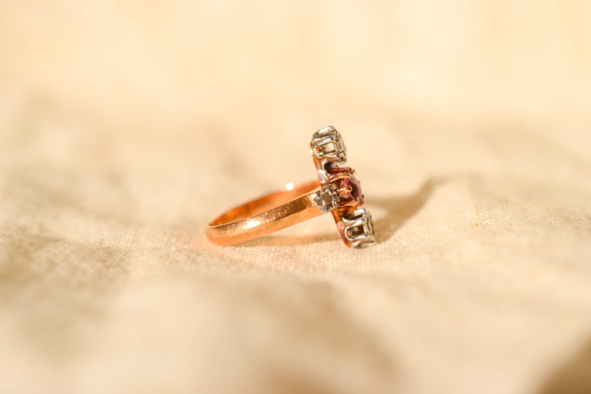 Bague ancienne en Or jaune 18 carats sertie d'un Grenat entouré de Diamant