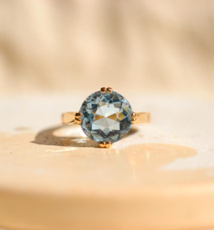 Bague ancienne en Or jaune 18 carats sertie d'une Aigue-Marine