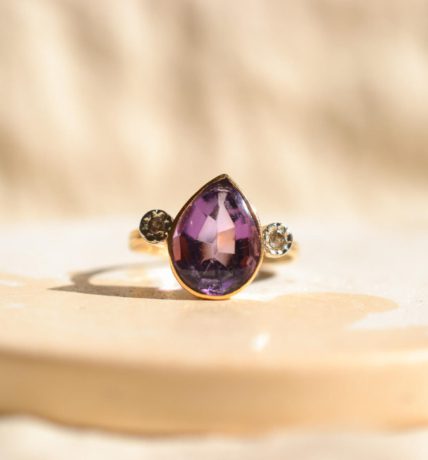 Bague ancienne en Or jaune 18 carats sertie d'une Améthyste taille poire épaulée de 2 Diamants