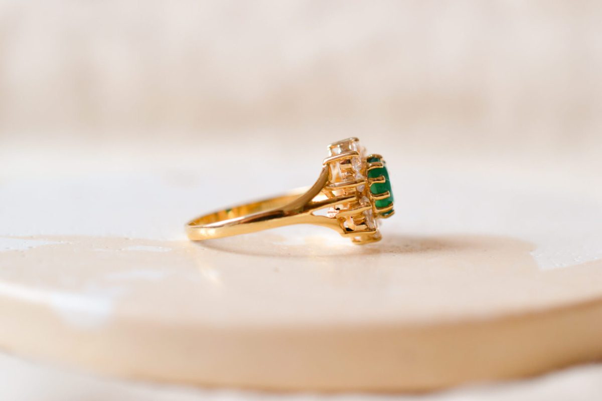 Bague ancienne en Or jaune 18 carats sertie d'une Calcédoine et d'Oxydes