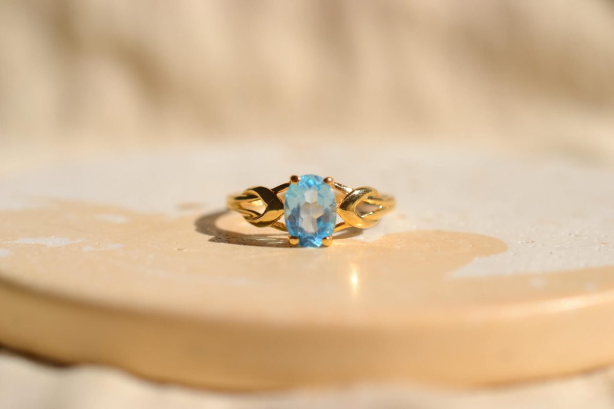 Bague ancienne en Or jaune 18 carats sertie d'une Topaze