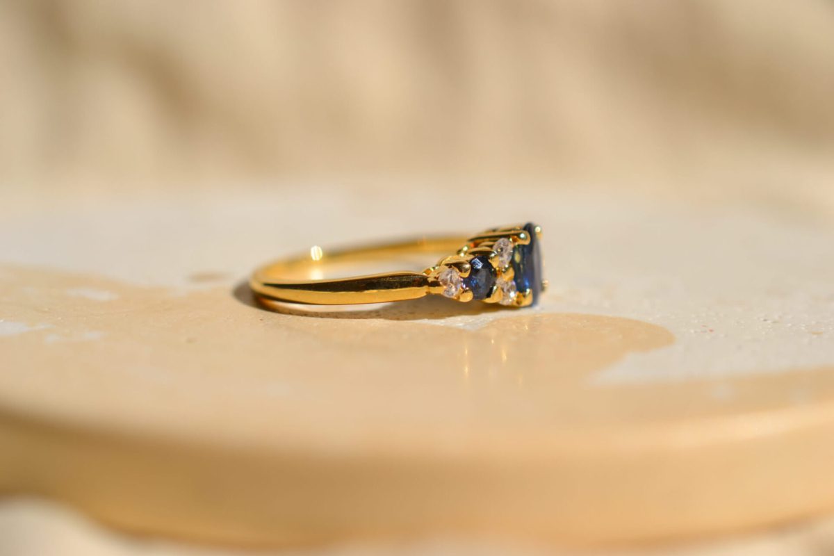 Bague ancienne en Or jaune 18 carats sertie de Saphirs et Oxydes