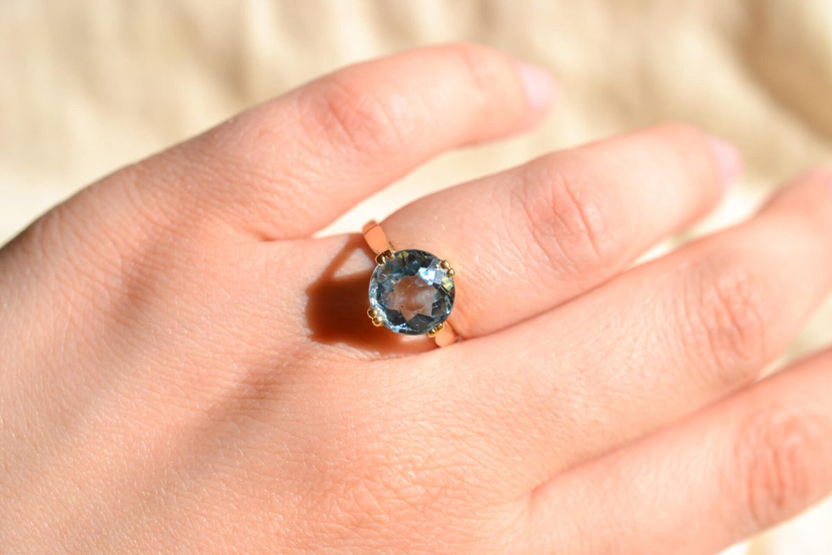 Bague de fiançailles ancienne en Or jaune 18 carats sertie d'une Aigue-Marine