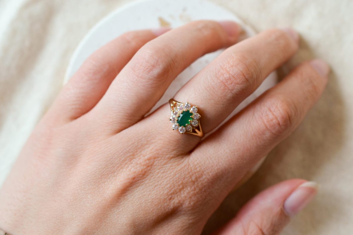 Bague de fiançailles ancienne en Or jaune 18 carats sertie d'une Calcédoine et d'Oxydes