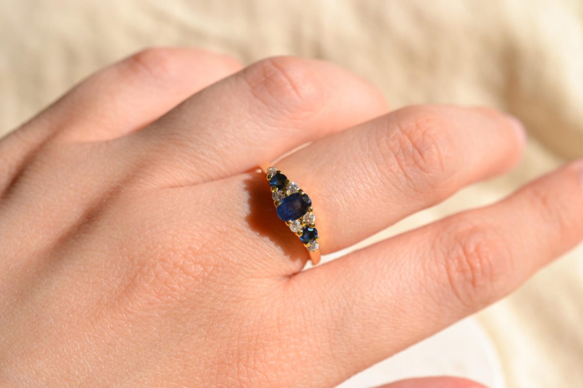 Bague de fiançailles ancienne en Or jaune 18 carats sertie de Saphirs et Oxydes