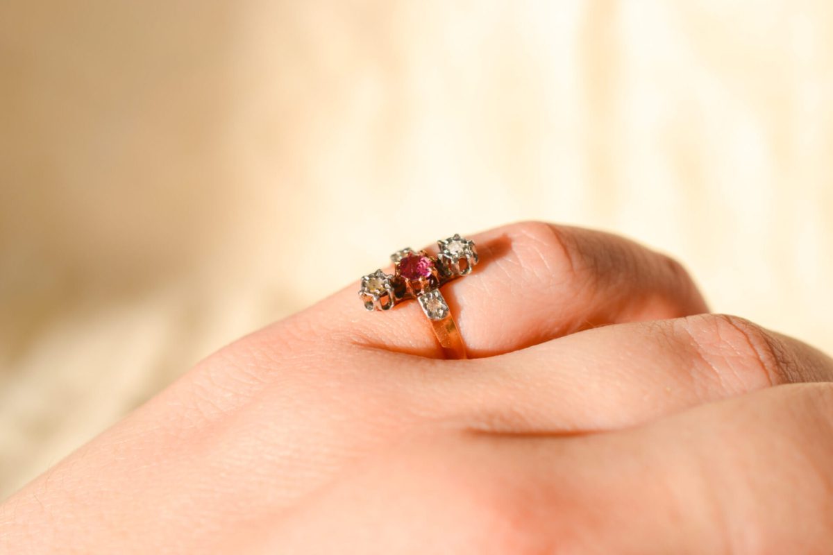 Bague de petit doigt en Or jaune 18 carats sertie d'un Grenat entouré de Diamants