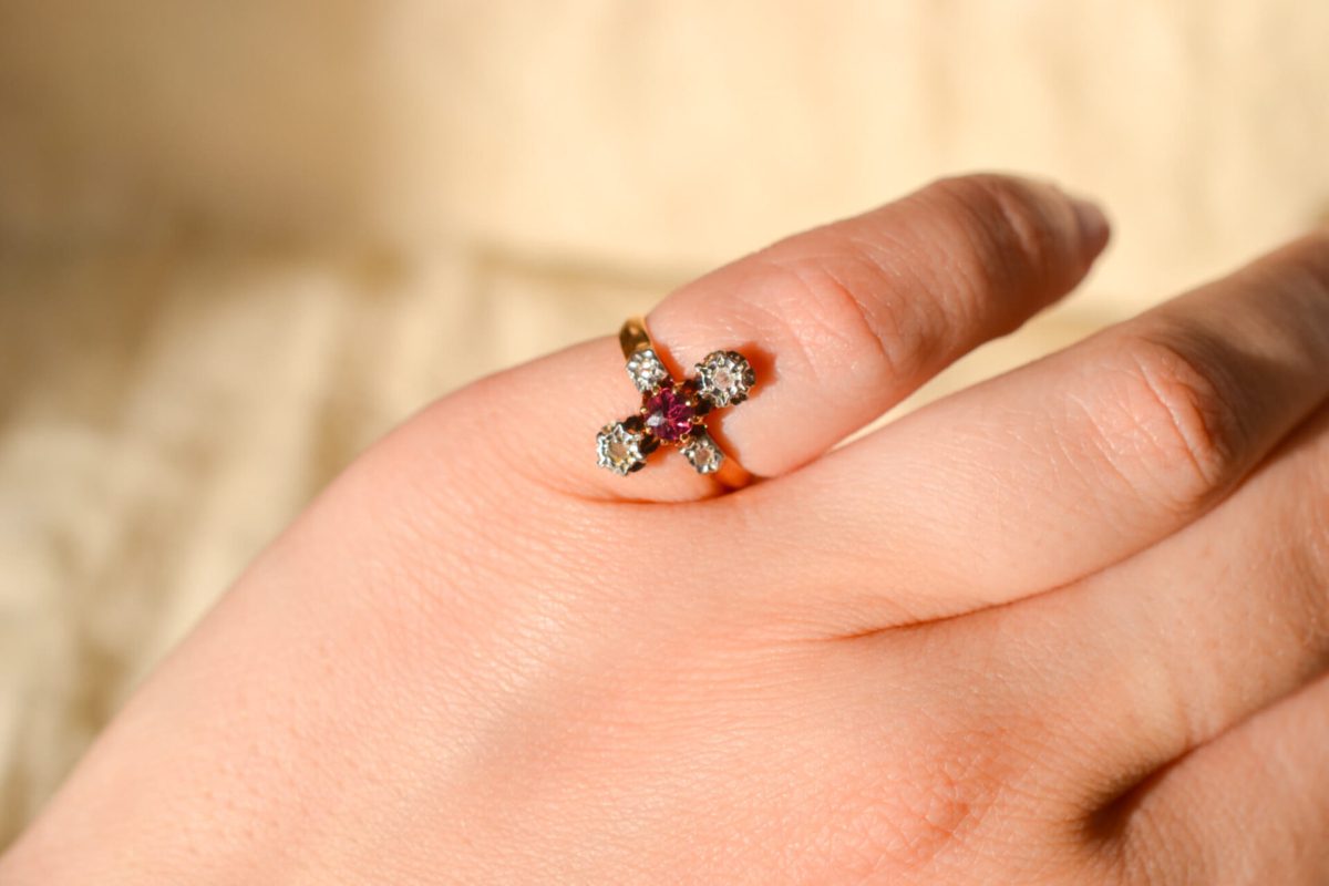 Pinky ring en Or jaune 18 carats sertie d'un Grenat entouré de Diamants