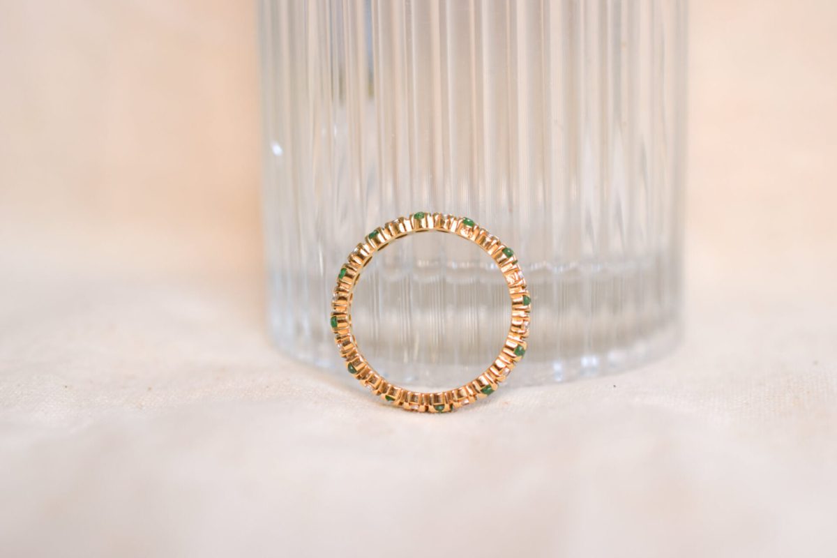 Alliance Vintage en Or jaune 18 carats sertie d'Emeraudes et de Diamants