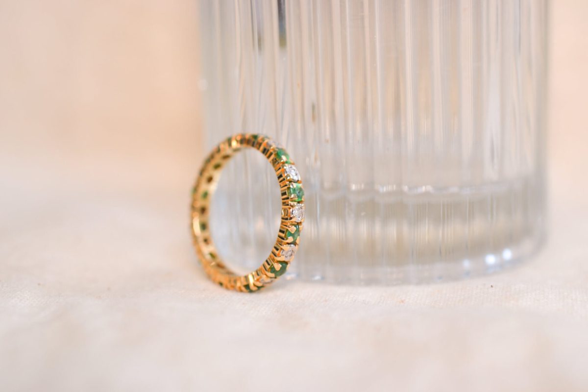 Alliance américaine en Or jaune 18 carats sertie d'Emeraudes et de Diamants