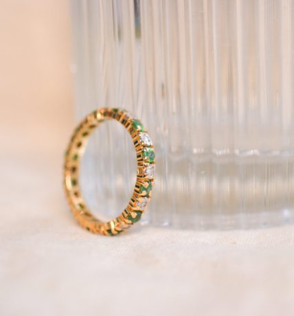 Alliance américaine en Or jaune 18 carats sertie d'Emeraudes et de Diamants