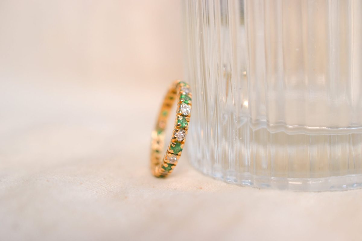 Alliance ancienne en Or jaune 18 carats sertie d'Emeraudes et de Diamants