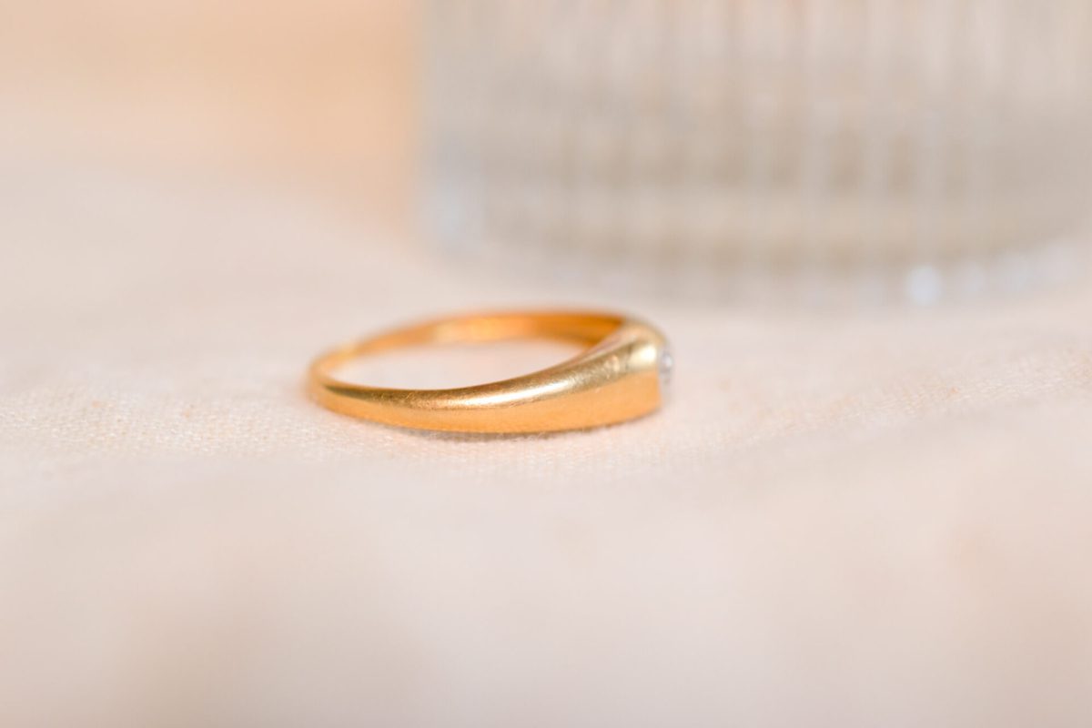 Bague Jonc ancienne en Or jaune 18 carats sertie d'un Diamant
