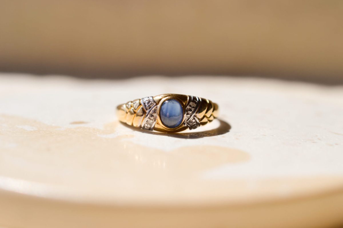 Bague Jonc en Or jaune 18 carats centrée d'un Saphir épaulé de Diamants