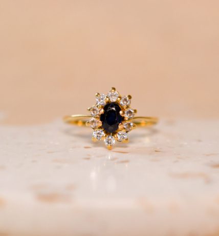 Bague Marguerite en Or jaune 18 carats centrée d'un Saphir entouré d'Oxydes