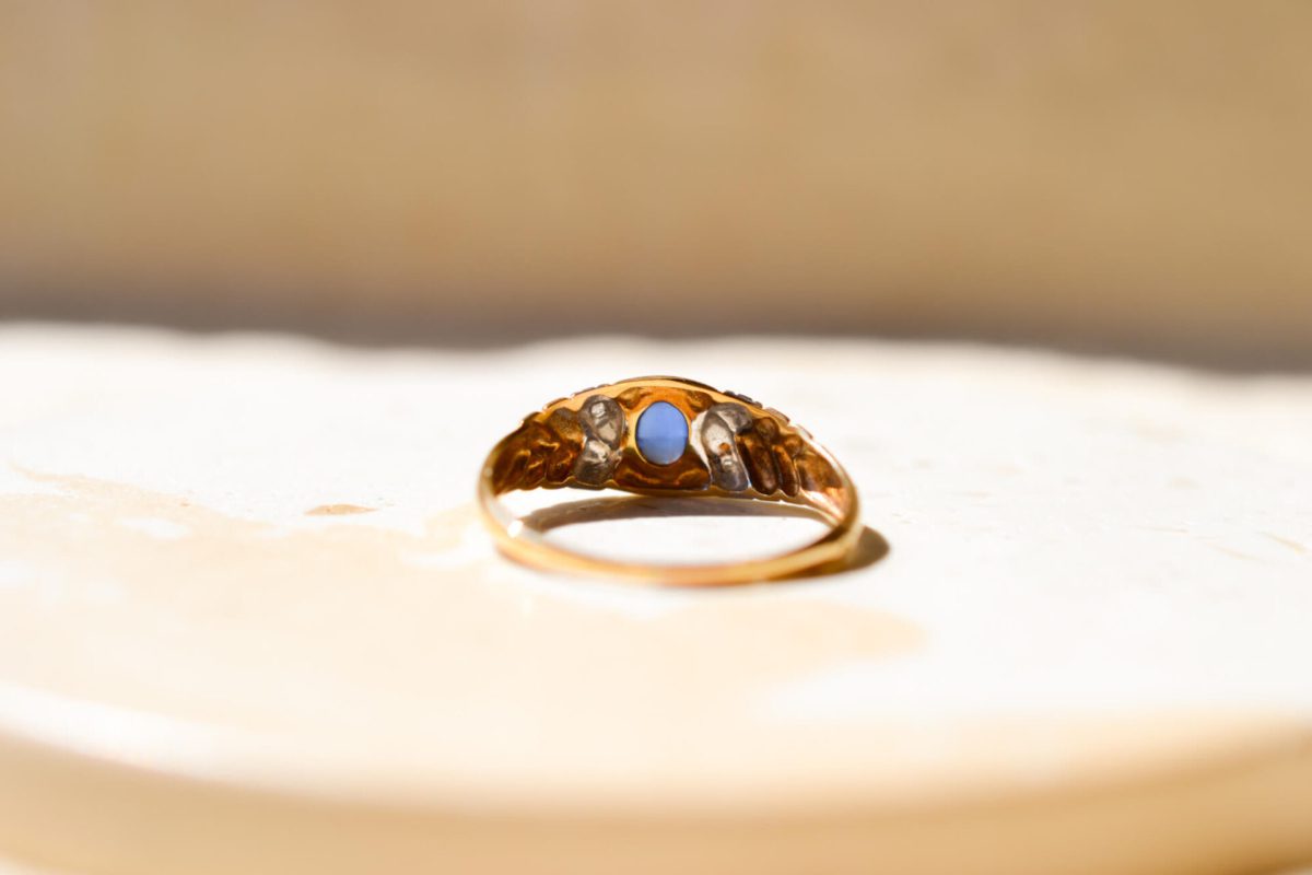 Bague Vintage en Or jaune 18 carats centrée d'un Saphir épaulé par des Diamants