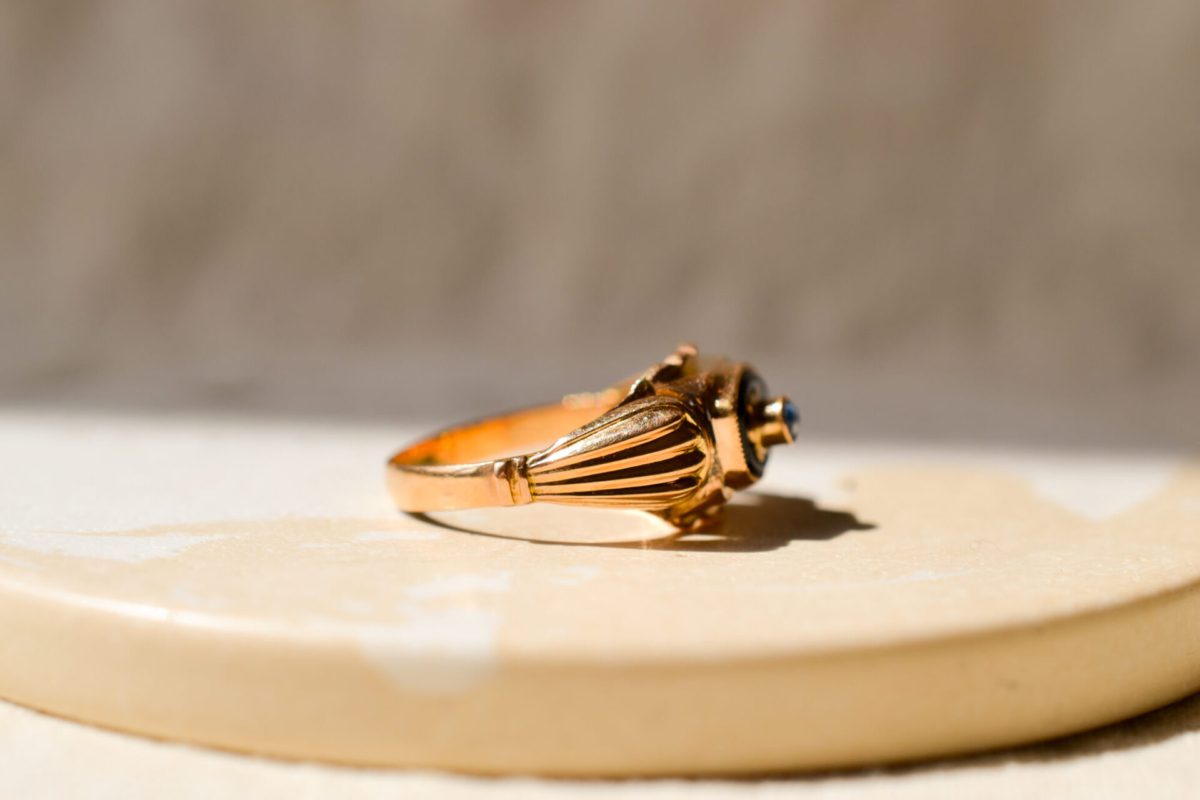 Bague Vintage en Or jaune 18 carats sertie d'une pierre bleue sur une plaque d'Onyx