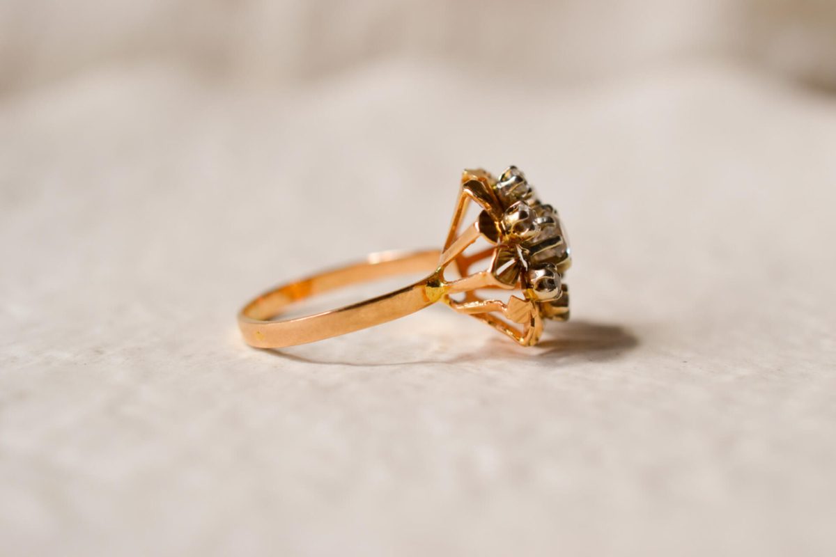 Bague ancienne en Or jaune 18 carats sertie d'Oxydes