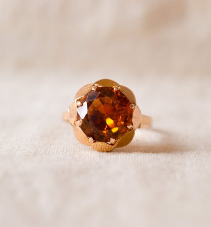 Bague ancienne en Or jaune 18 carats sertie d'un Saphir orange