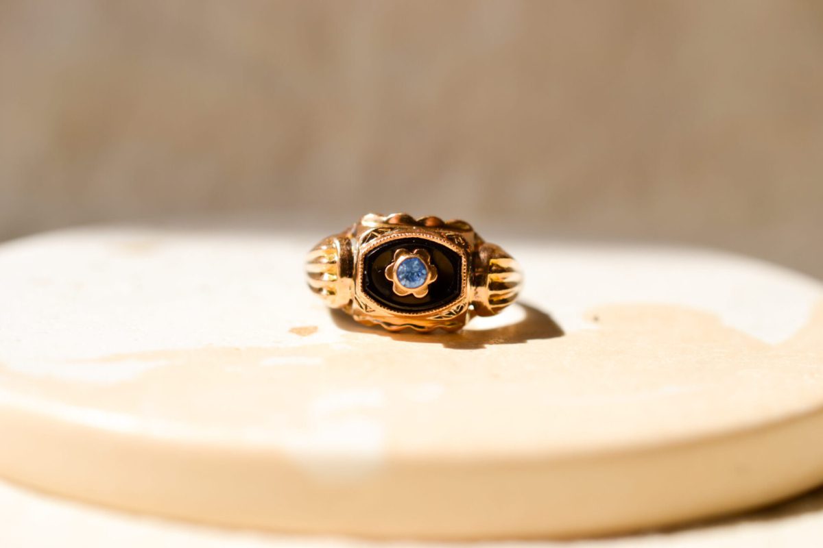Bague ancienne en Or jaune 18 carats sertie d'une pierre bleue sur une plaque d'Onyx