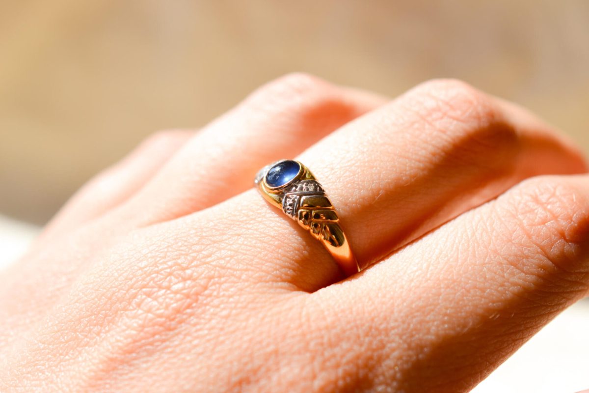 Bague de fiançailles Vintage en Or jaune 18 carats centrée d'un Saphir entouré de Diamants