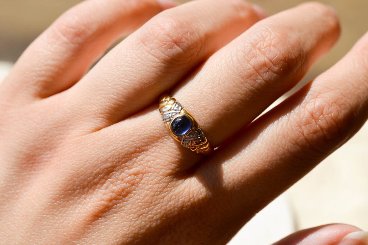 Bague de fiançailles ancienne en Or jaune 18 carats centrée d'un Saphir épaulé de Diamants