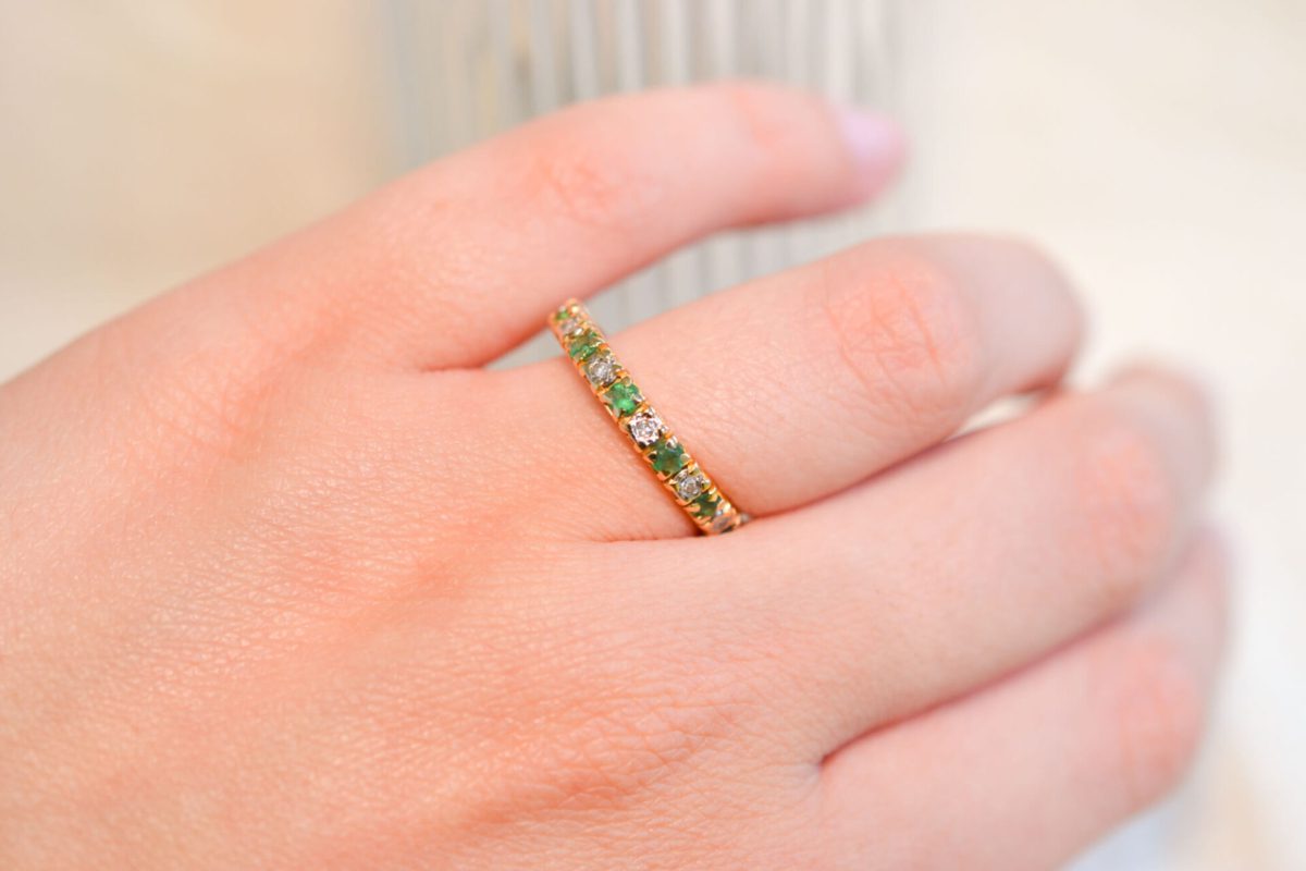 Bague de fiancailles ancienne en Or jaune 18 carats sertie d'Emeraudes et de Diamants