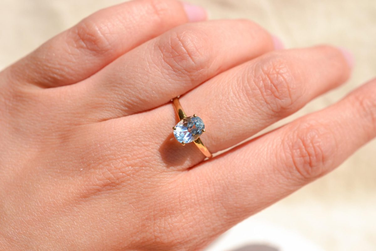 Bague de fiançailles ancienne en Or jaune 18 carats sertie d'une Aigue-Marine