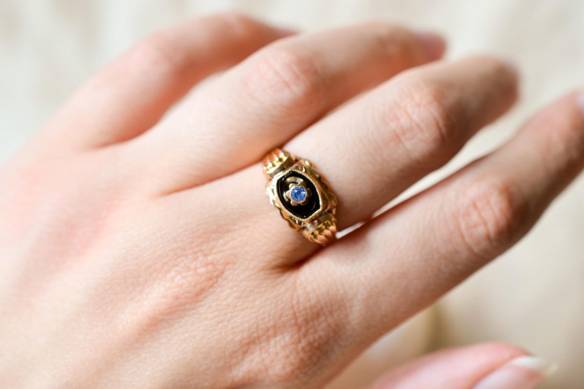 Bague de fiançailles ancienne en Or jaune 18 carats sertie d'une pierre bleue sur une plaque d'Onyx