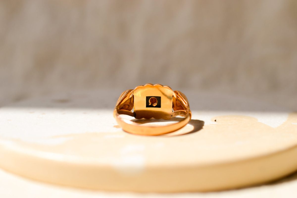 Bague en Or jaune 18 carats sertie d'une pierre bleue sur une plaque d'Onyx