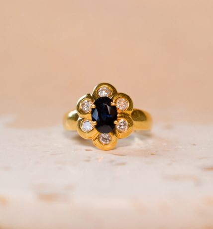 Bague fleur en Or jaune 18 carats centrée d'un Saphir entouré de Diamants