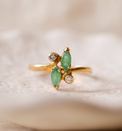 Bague papillon en Or jaune 18 carats sertie d'Emeraudes et de Diamants