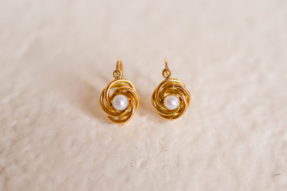 Dormeuses tourbillon en Or jaune 18 carats serties de Perles