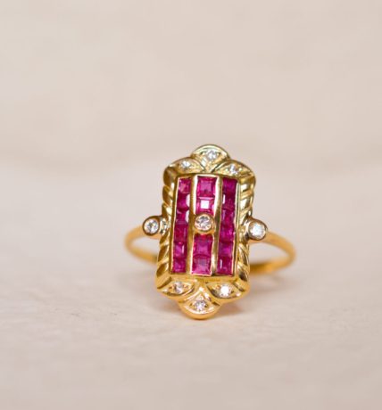 Bague Art Déco en Or jaune 18 carats sertie de Rubis et de Diamants