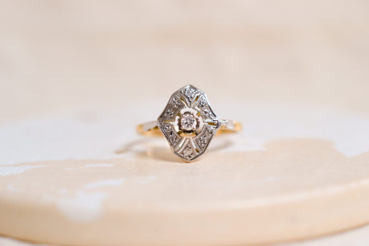 Bague Art Déco en Or jaune et Or blanc 18 carats sertie d'un Diamant