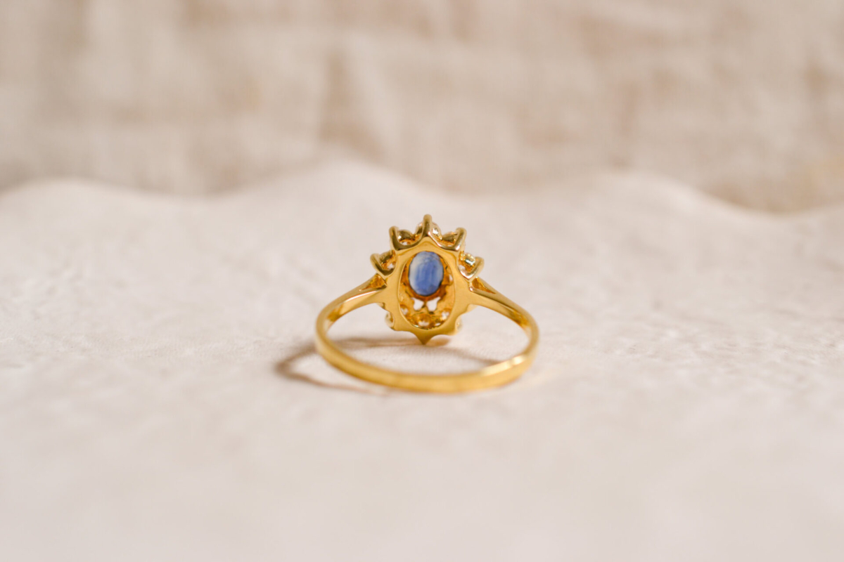 Bague Marguerite Vintage en Or jaune 18 carats sertie d'un Saphir et d'Oxydes