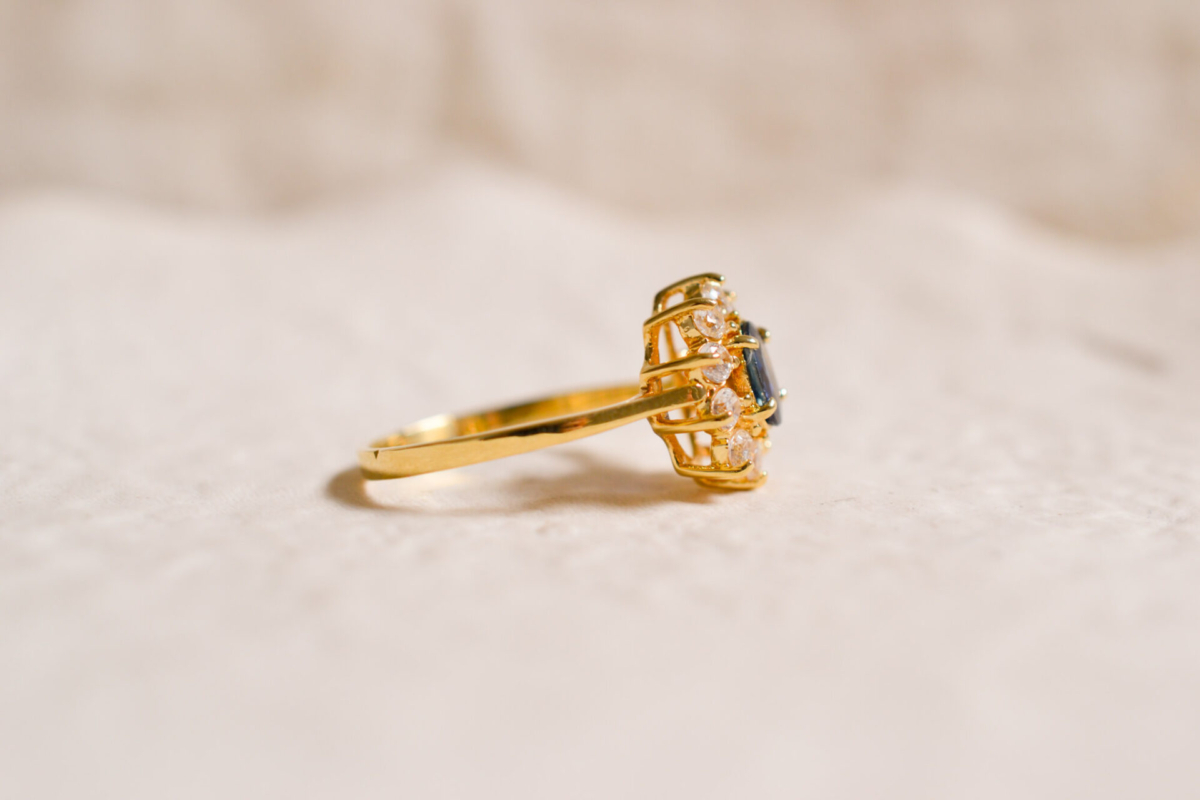 Bague Marguerite ancienne en Or jaune 18 carats sertie d'un Saphir et d'Oxydes