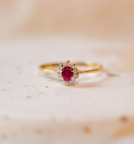 Bague Marguerite en Or jaune 18 carats centrée d'un Rubis entouré de Diamants