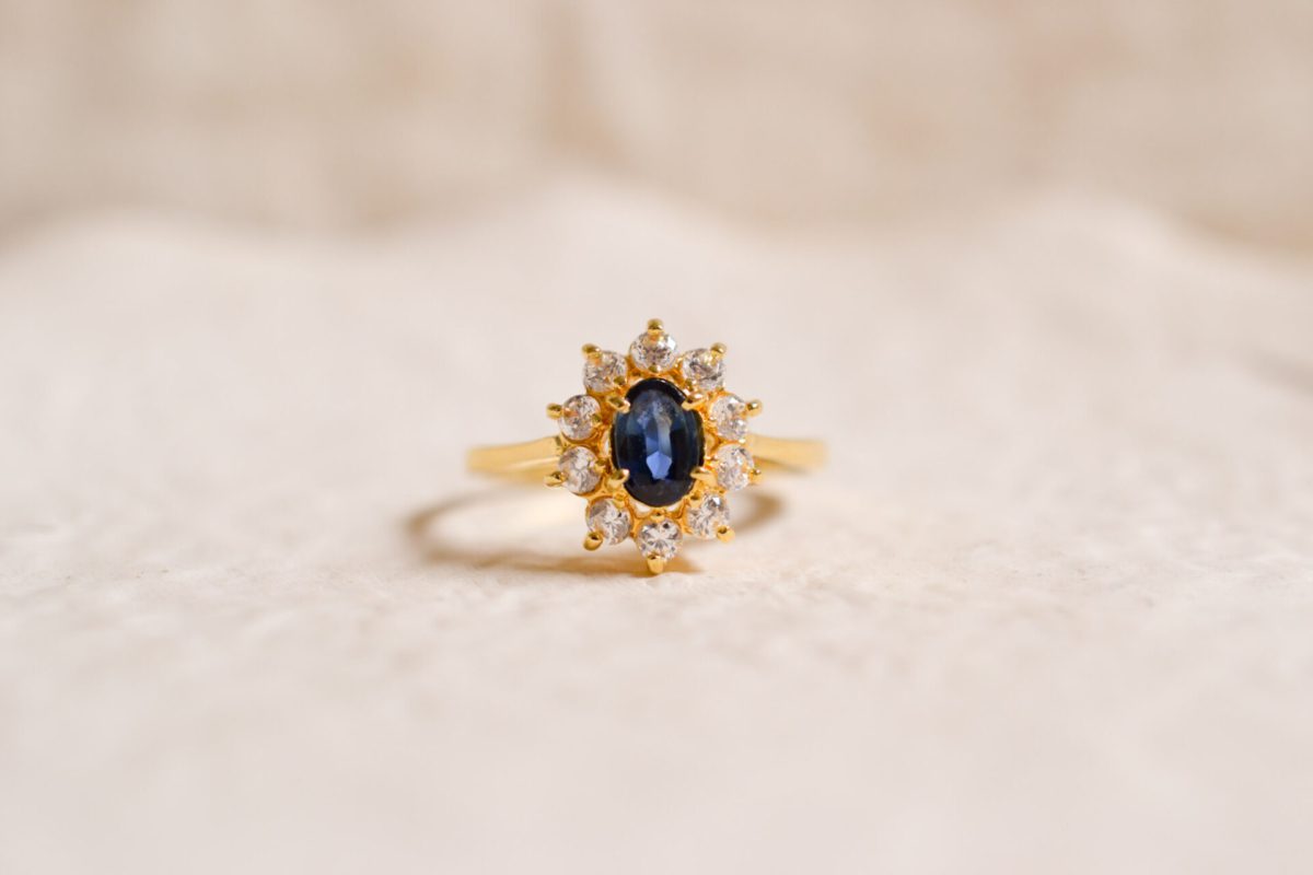 Bague Marguerite en Or jaune 18 carats sertie d'un Saphir et d'Oxydes