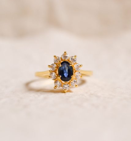 Bague Marguerite en Or jaune 18 carats sertie d'un Saphir et d'Oxydes