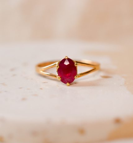 Bague Solitaire en Or jaune 18 carats sertie d'un Rubis