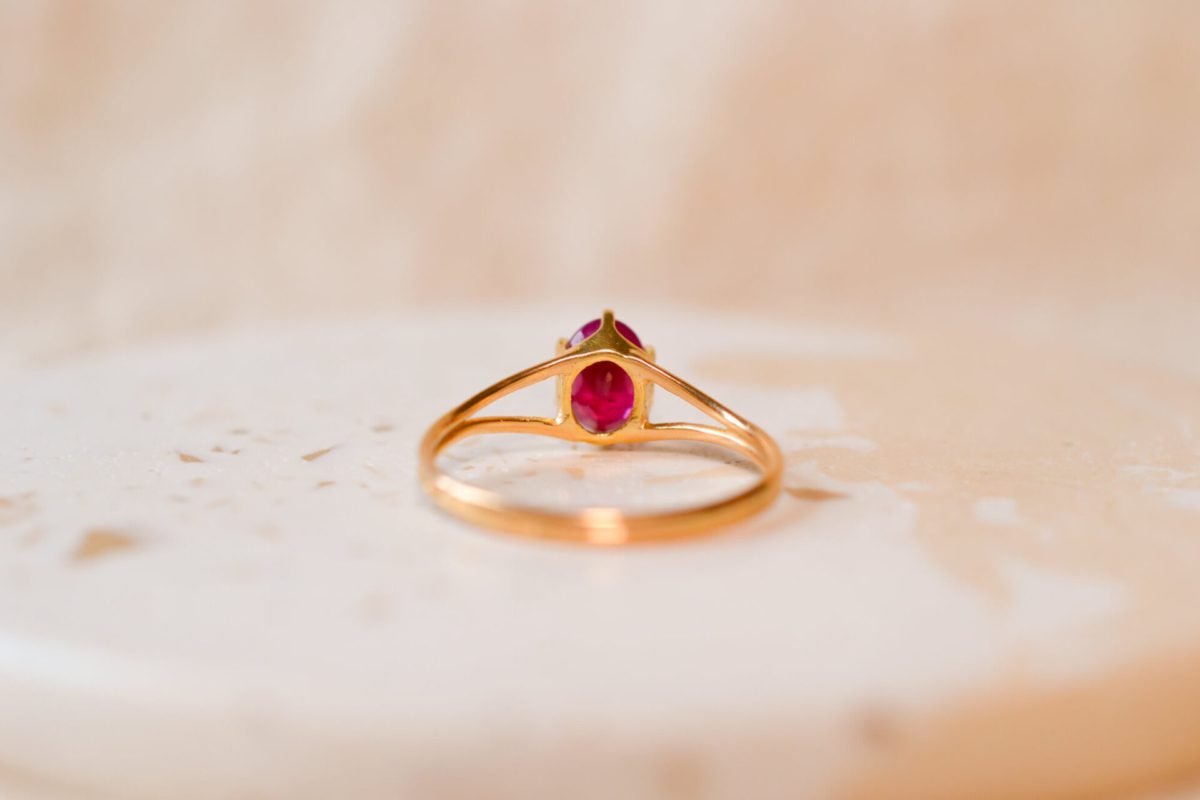 Bague Vintage en Or jaune 18 carats sertie d'un Rubis