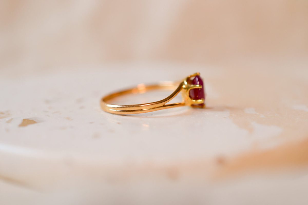 Bague ancienne en Or jaune 18 carats sertie d'un Rubis