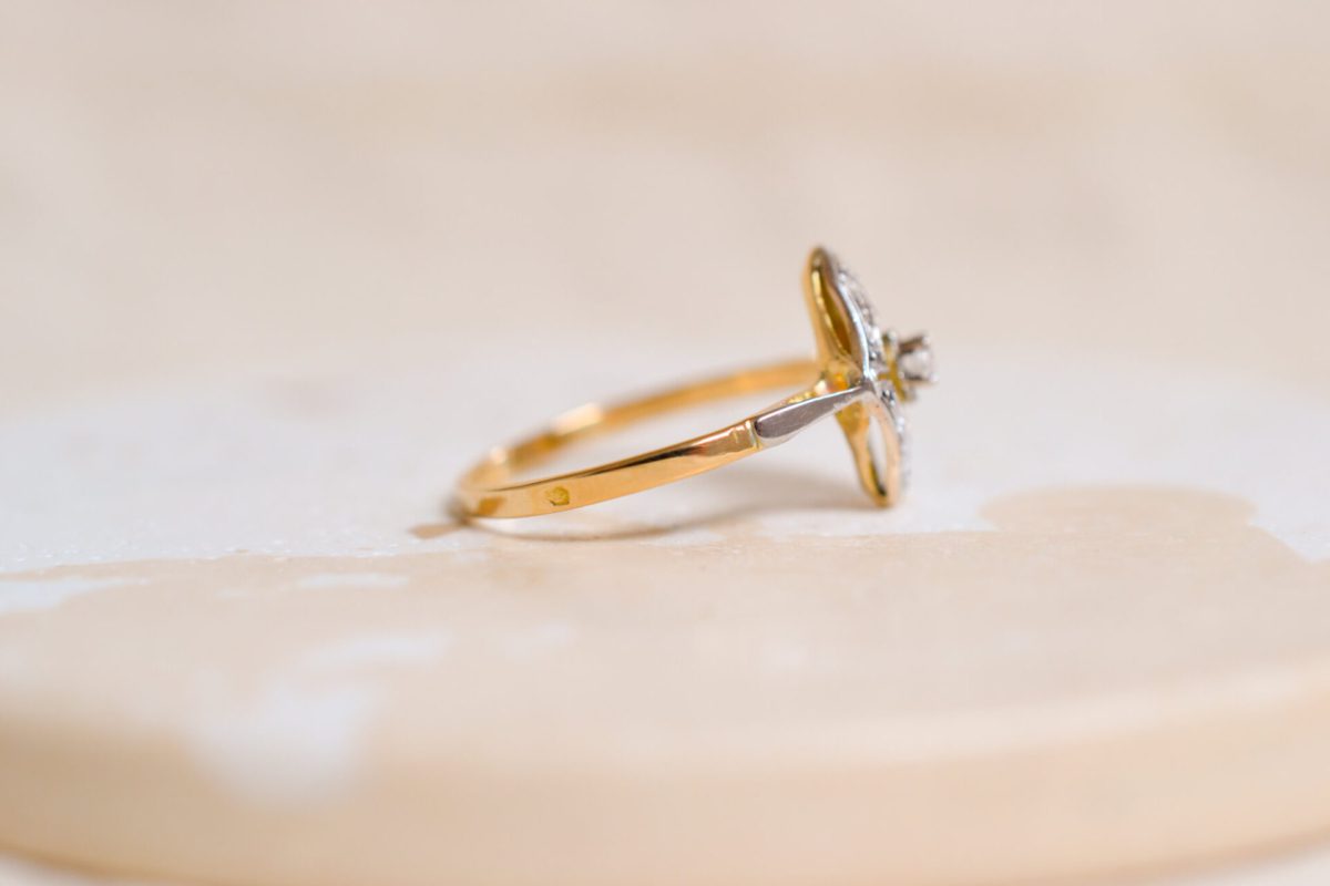 Bague ancienne en Or jaune et Or blanc 18 carats sertie d'un Diamant