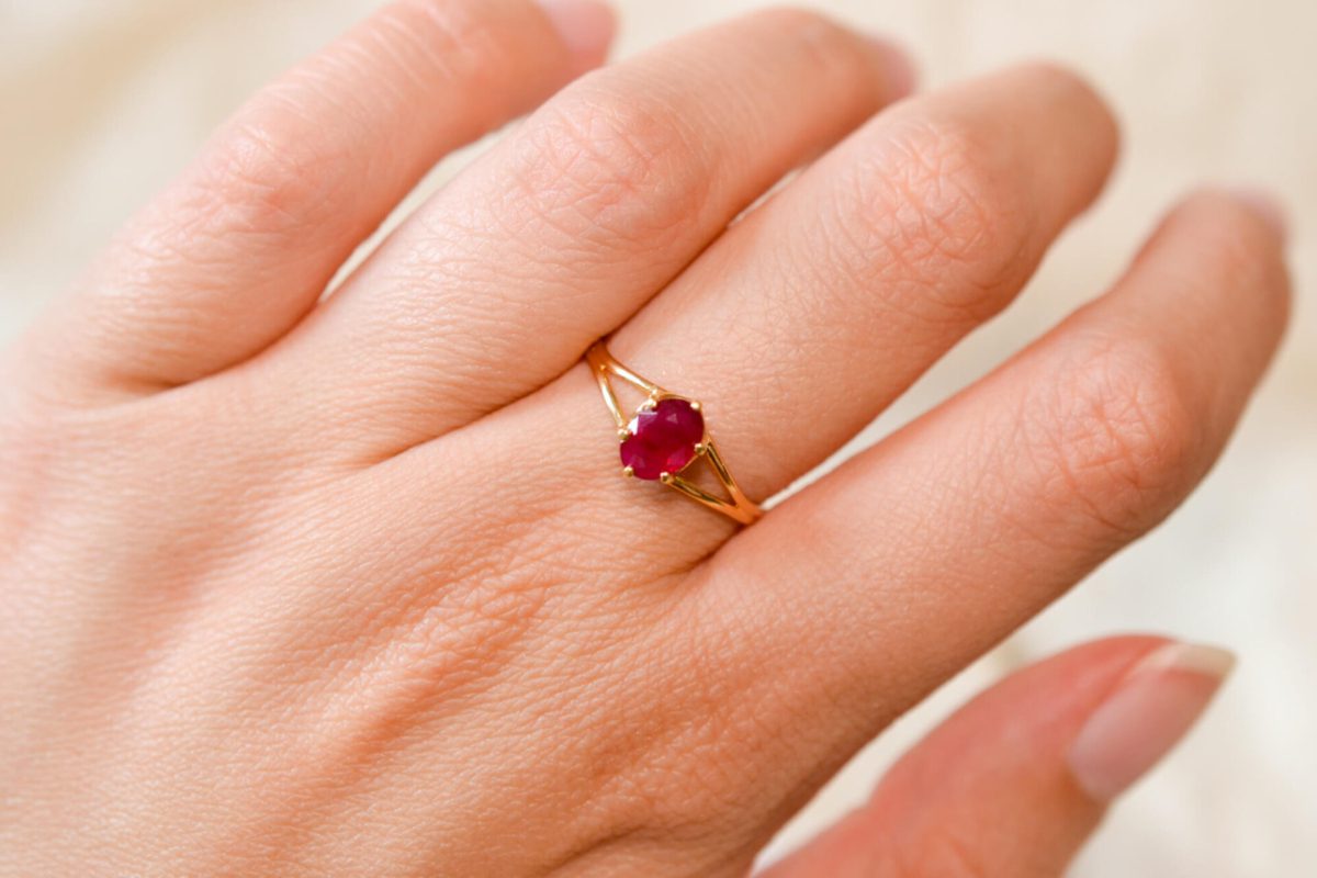 Bague de fiançailles ancienne en Or jaune 18 carats sertie d'un Rubis