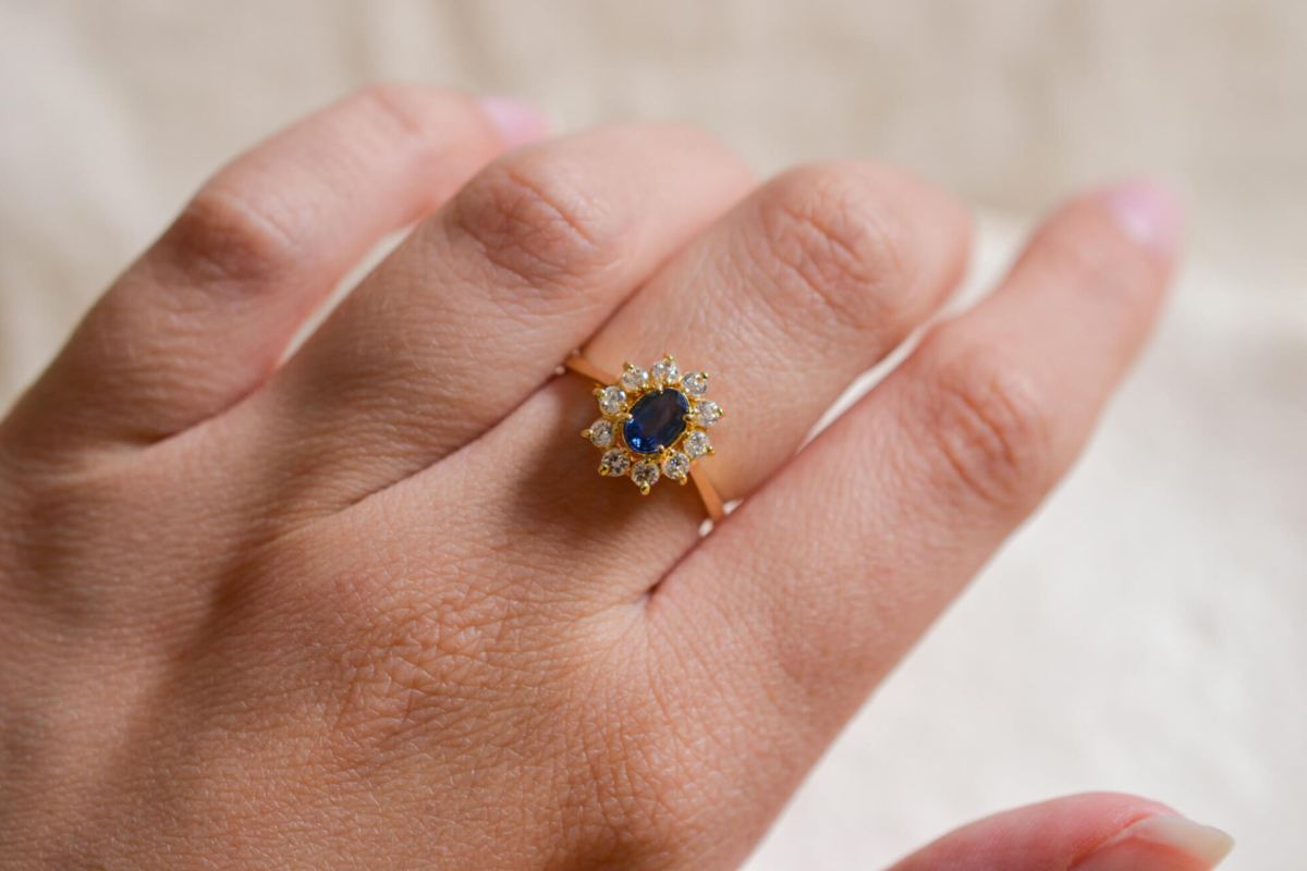 Bague de fiançailles ancienne en Or jaune 18 carats sertie d'un Saphir et d'Oxydes