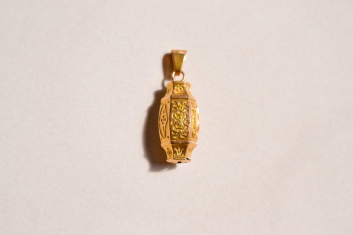 Pendentif lune ciselée et dragon en métal doré 40mm